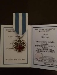 Legitymacja Honorowego Dawcy Krwi wraz z odznaczeniem Honorowego Dawcy Krwi - Zasłużony dla Zdrowia Narodu, którą został odznaczony Policjant z Komendy Powiatowej Policji w Hajnówce sierż. szt. Artur Gieryng