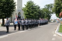 Kompania honorowa Policji wraz z pododdziałem i pocztami towarzyszącymi ustawia się do przemarszu z Kościoła