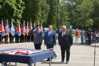 Komendant Policji z Hajnówki, minister oraz przewodniczący komitetu nadania sztandaru oddają honor sztandarowi.