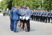 Minister oraz generałowie gratulują awansowanym policjantom.