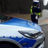 Policjantka z Wydziału Ruchu Drogowego dokonuje pomiarów prędkości pojazdów
