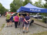 Osoby zainteresowane przy stoisku profilaktycznym Policji na Pikniku Białowieża Dzieciom