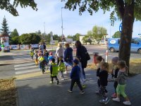 Spacer edukacyjny ulicami Hajnówki z przedszkolakami w ramach Bezpiecznej drogi do szkoły