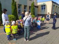 Spacer edukacyjny ulicami Hajnówki z przedszkolakami w ramach Bezpiecznej drogi do szkoły