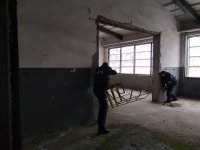 Ćwiczenia dowódczo-sztabowe w Czeremsze- policjanci penetrują budynek dworca PKP za sprawcą
