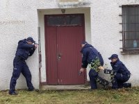 Ćwiczenia dowódczo-sztabowe w Czeremsze- policjanci penetrują budynki za sprawcą