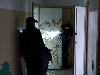 Ćwiczenia dowódczo-sztabowe w Czeremsze- policjanci penetrują pomieszczenia za sprwcą