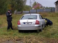 Ćwiczenia dowódczo-sztabowe w Czeremsze- policjanci szukają ładunku wybuchowego w samochodzie sprawców