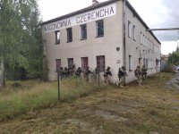 Ćwiczenia dowódczo-sztabowe w Czeremsze- policyjni antyterroryści podczas wchodzą do budynku gdzie znajduje się sprawca z zakładnikiem