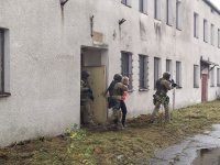 Ćwiczenia dowódczo-sztabowe w Czeremsze-  policyjni antyterroryści podczas wchodzą do budynku gdzie znajduje się sprawca z zakładnikiem