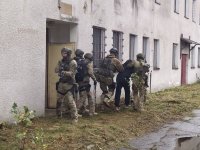 Ćwiczenia dowódczo-sztabowe w Czeremsze- policyjni antyterroryści wyprowadzają zatrzymanego sprawcę