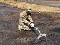 Ćwiczenia dowódczo-sztabowe w Czeremsze - policyjni pirotechnicy neutralizują ładunek wybuchowy