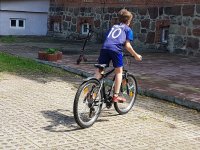 Wychowanek z Domu Dziecka jeździ na rowerze