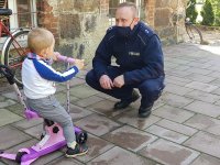 Policjant rozmawia z wychowankiem Domu Dziecka