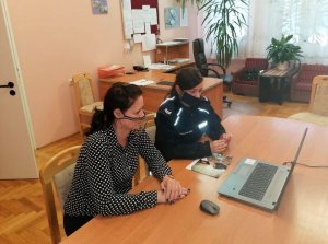 Policjantka wraz z przedstawicielką Zespołu Kadr i Szkolenia Komendy Powiatowej Policji w Hajnówce prowadzą spotkanie online z uczniami
