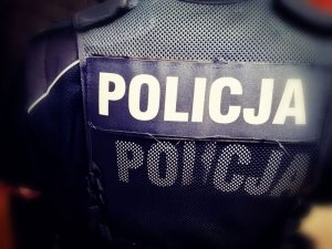 Zdjęcie przedstawia kamizelkę taktyczną z napisem policja.