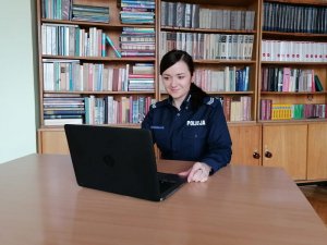 Policjantka prowadząca lekcję online