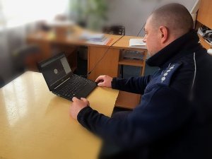 Policjant prowadzący lekcję online.