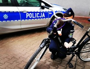 Zdjęcie przedstawia policjantkę znakującą rower.