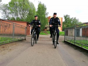 Zdjęcie przedstawia policjantów na rowerach.