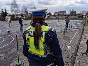 Policjantka bierze udział w organizacji turnieju. Na zdjęciach pokazano policjantkę podczas przeprowadzania każdej konkurencji.