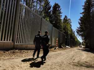 Policjanci patrolują pas graniczny.