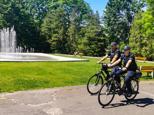 policjanci na rowerach patrolują park