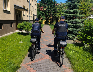 policjanci na rowerach patrolują osiedle