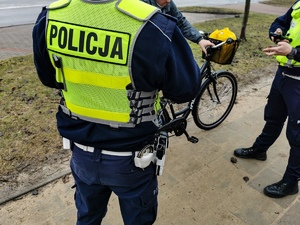 Policjanci ruchu drogowego podczas działań.