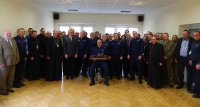 wspólne zdjęcie funkcjonariuszy  i pracowników Komendy Powiatowej Policji w Hajnówce, zaproszonych gości,