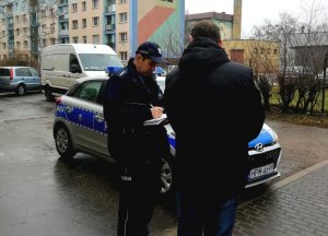 Dzielnicowi rozmawiają z mieszkańcami