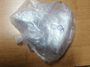 Zdjęcie przedstawia foliową torebkę, w której ukryte zostały narkotyki.