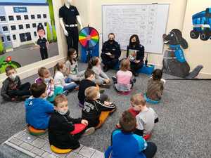 Policjanci i dzieci w trakcie spotkania w sali edukacyjnej
