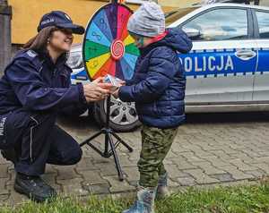 Policjantka na pikniku dla dzieci.
