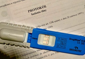 Zdjęcie przedstawia narkotester Drugwipe koloru niebiesko-białego wskazującego obecność marihuany w badanej próbce.