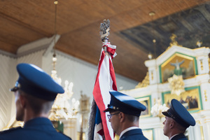 Hajnowscy funkcjonariusze w umundurowaniu wyjściowym biorący udział w nabożeństwie w Cerkwi Cerkwi pw. Świętego Apostoła Jana Teologa w Nowoberezowie