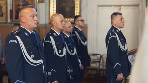 Hajnowscy funkcjonariusze w umundurowaniu wyjściowym biorący udział w nabożeństwie w Cerkwi Cerkwi pw. Świętego Apostoła Jana Teologa w Nowoberezowie
