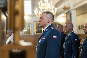 Hajnowscy funkcjonariusze w umundurowaniu wyjściowym biorący udział w nabożeństwie w Cerkwi Cerkwi pw. Świętego Apostoła Jana Teologa w Nowoberezowie