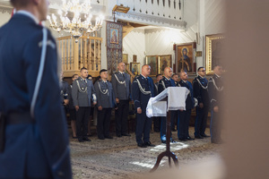 Hajnowscy funkcjonariusze w umundurowaniu wyjściowym biorący udział w nabożeństwie w Cerkwi Cerkwi pw. Świętego Apostoła Jana Teologa w Nowoberezowie