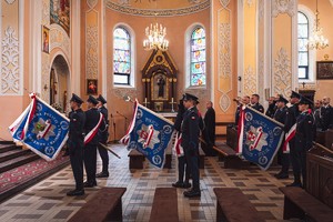 Policjancji w umundurowaniu wejściowym podczas mszy w Kościele pw. Podwyższenia Krzyża Świętego w Hajnówce