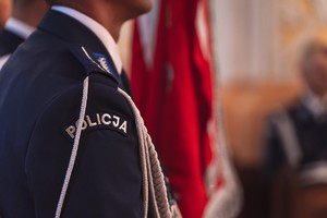 Policjancji w umundurowaniu wejściowym podczas mszy w Kościele pw. Podwyższenia Krzyża Świętego w Hajnówce