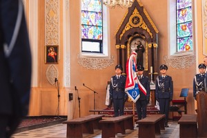 Policjancji w umundurowaniu wejściowym podczas mszy w Kościele pw. Podwyższenia Krzyża Świętego w Hajnówce