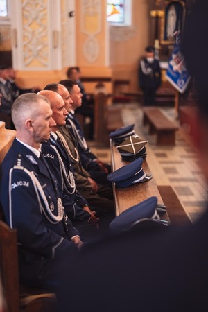 Policjancji w umundurowaniu wejściowym podczas mszy w Kościele pw. Podwyższenia Krzyża Świętego w Hajnówce