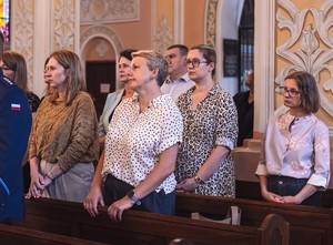 Policjancji w umundurowaniu wejściowym podczas mszy w Kościele pw. Podwyższenia Krzyża Świętego w Hajnówce