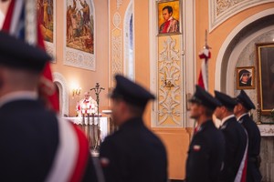 Policjancji w umundurowaniu wejściowym podczas mszy w Kościele pw. Podwyższenia Krzyża Świętego w Hajnówce