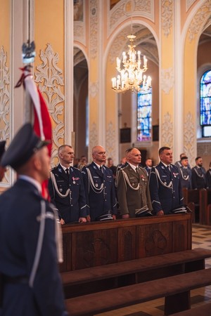 Policjancji w umundurowaniu wejściowym podczas mszy w Kościele pw. Podwyższenia Krzyża Świętego w Hajnówce