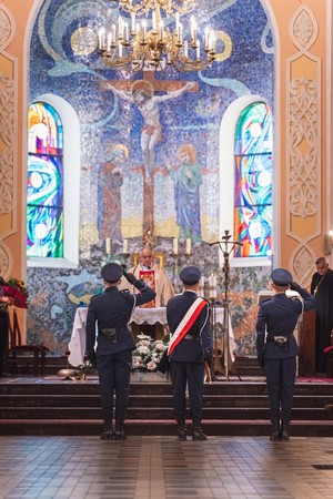 Policjancji w umundurowaniu wejściowym podczas mszy w Kościele pw. Podwyższenia Krzyża Świętego w Hajnówce