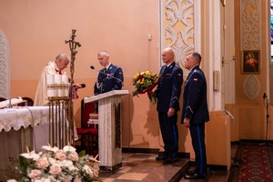 Policjancji w umundurowaniu wejściowym podczas mszy w Kościele pw. Podwyższenia Krzyża Świętego w Hajnówce
