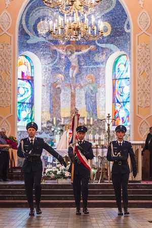 Policjancji w umundurowaniu wejściowym podczas mszy w Kościele pw. Podwyższenia Krzyża Świętego w Hajnówce