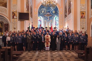 Policjancji w umundurowaniu wejściowym podczas mszy w Kościele pw. Podwyższenia Krzyża Świętego w Hajnówce